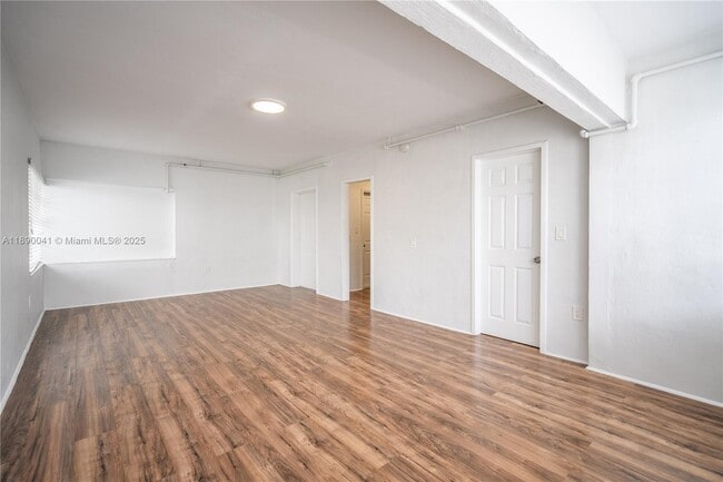 Foto del edificio - 8315 Byron Ave