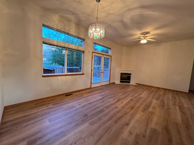 Foto del edificio - 16586 NW Argyle Way ~ Great Single Level B...