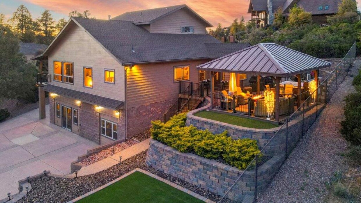 Primary Photo - Incredible Executive Home for Lease in The...