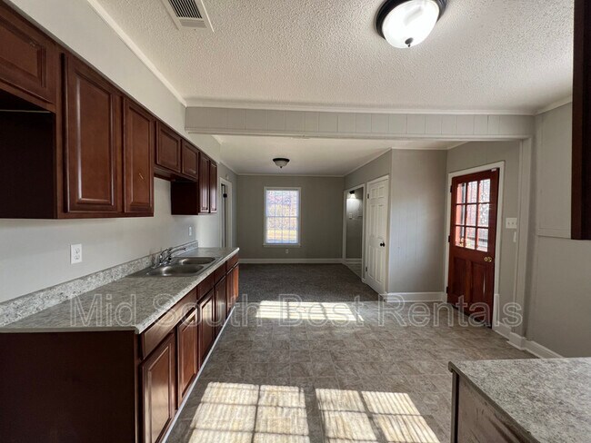 Building Photo - 3144 Lamphier Ave