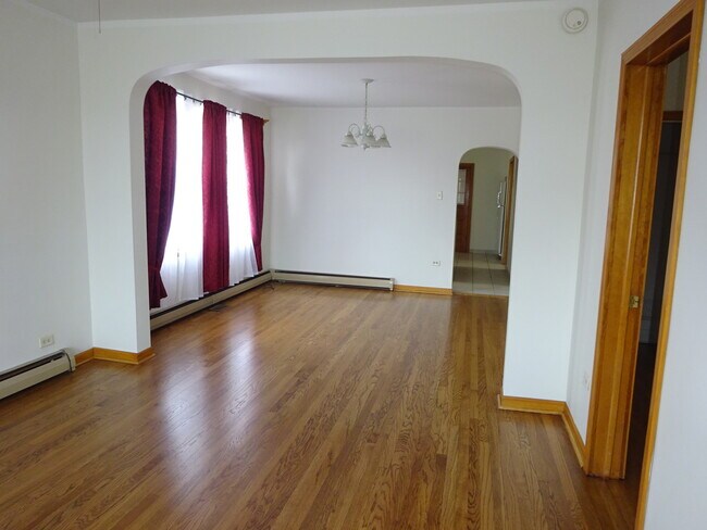 Building Photo - 5758 S Melvina Ave