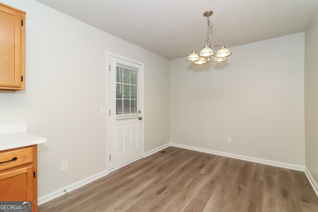 Building Photo - 41 Valley Dr