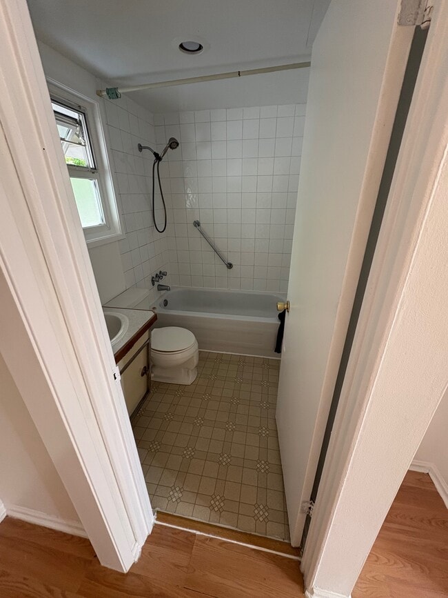 Building Photo - 1006 Tolmie Ave