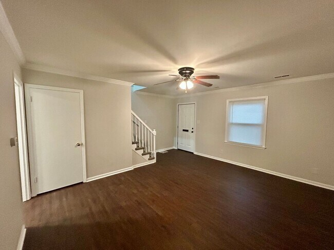 Building Photo - 2 Bedroom Townhome! Available Now