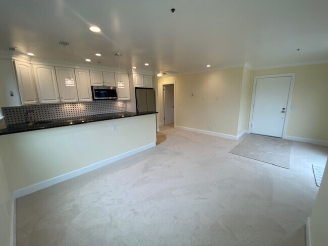 Building Photo - Bright & Stylish Monterey Condo