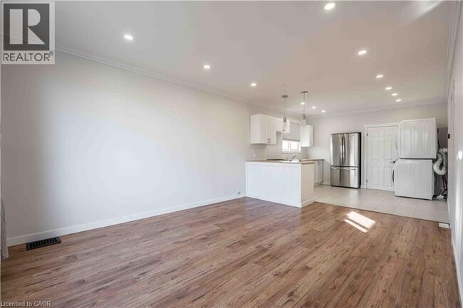 Building Photo - 204 Glow Ave