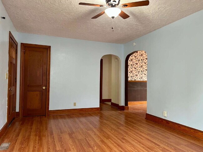Building Photo - Charming 2bd/1ba home on large lot! Pet fr...