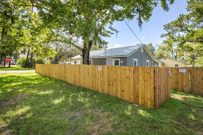 Building Photo - 260 Vernis Ave