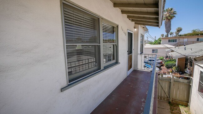 Foto del edificio - 2nd Floor 1 bedroom 1 bath apartment in PB - 1 CAR GARAGE