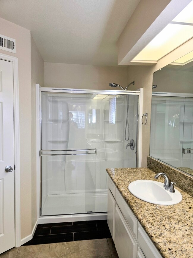 Foto del edificio - 23231 Joaquin Ridge Dr