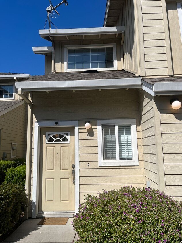 Primary Photo - 3 bedroom 2.5 bath town home with large bo...
