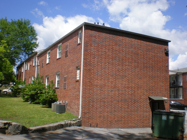 Building Photo - Green Oaks