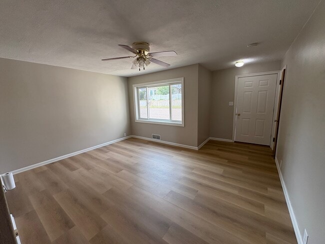 Living - 127 4th St W