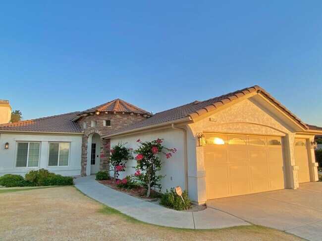Building Photo - Gorgeous Home Located in City in the Hills