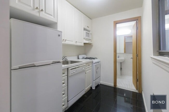 Building Photo - 213 E 84th St