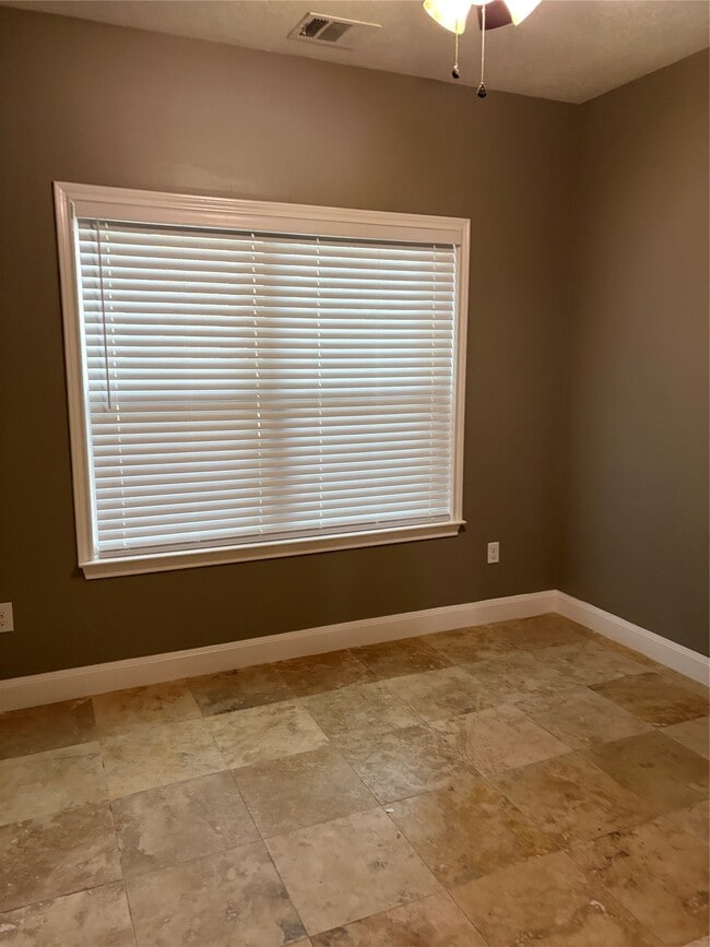 Building Photo - 307 Covecrest Dr