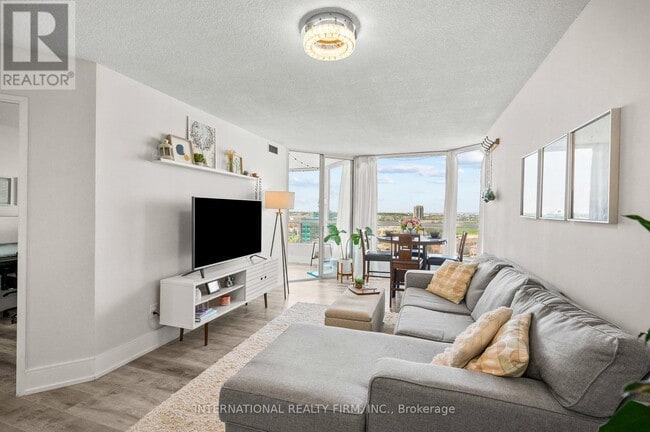 Photo du bâtiment - 4460-4460 Tucana Ct