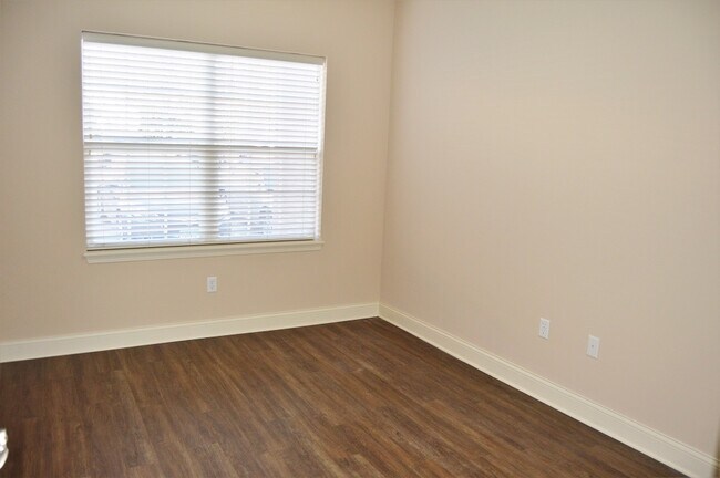 Building Photo - 600 Grandview Ct