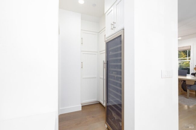 Building Photo - 319 1st St