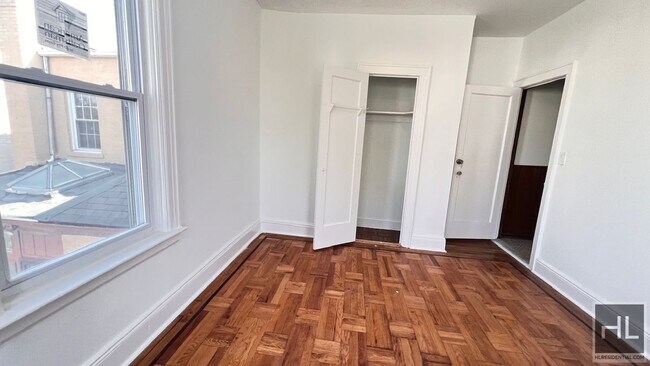 Foto del edificio - 1358 EAST 38 STREET