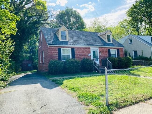 Foto del edificio - Adorable 3bdrm/1.5bth Cape-Cod  Located in Richmond's Southside!!  **NEWLY RENOVATED**
