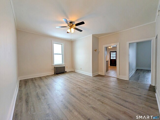 Building Photo - 516 Main St