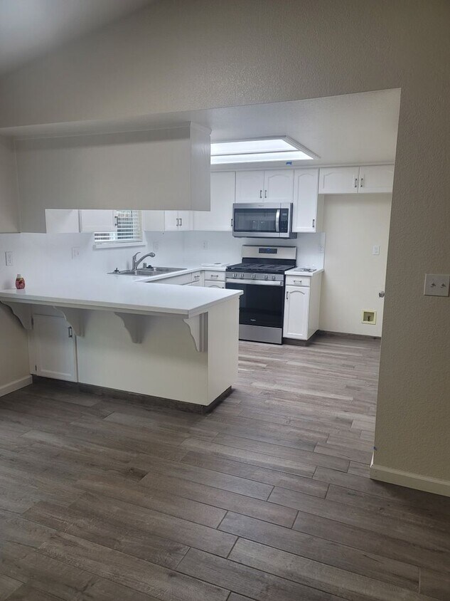 Foto del edificio - Newly renovated 3 bedroom 2 bath Visalia home