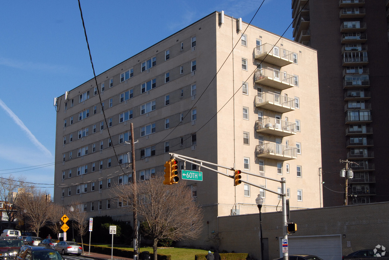 Primary Photo - Park East Apartments