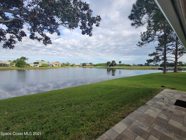 Foto del edificio - 912 Ridge Lake Dr