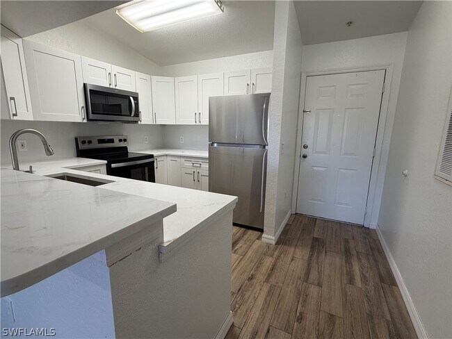 Foto del edificio - 8274 Key Royal Cir