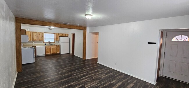 Foto del edificio - Beautiful 4 bedroom, 1 bath home on corner...