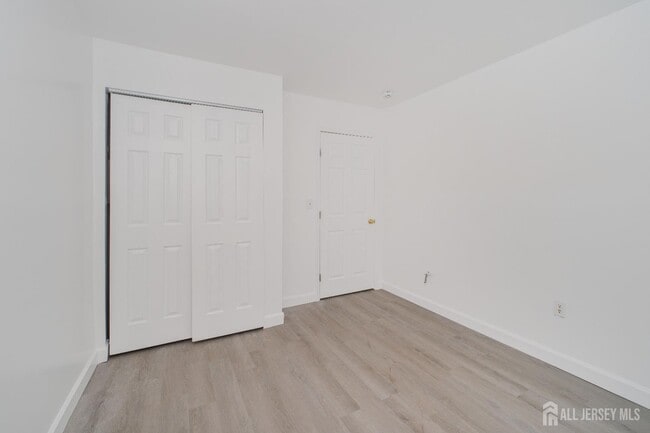 Building Photo - 402 Hidden Village Dr