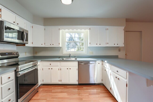 Foto del edificio - 332 Deerfield Rd