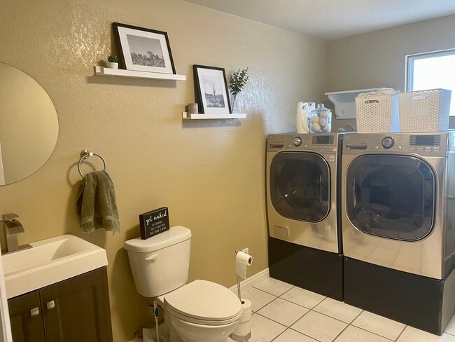 Baño de la planta baja-1 - 212 Saguarro Dr