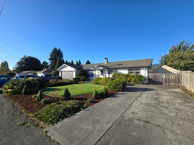 Foto del edificio - Stunning 4BR/2BA Fortuna home in quiet nei...