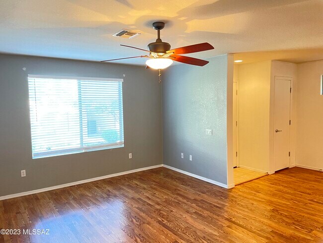 Building Photo - 10573 E Pleasant Pasture Dr