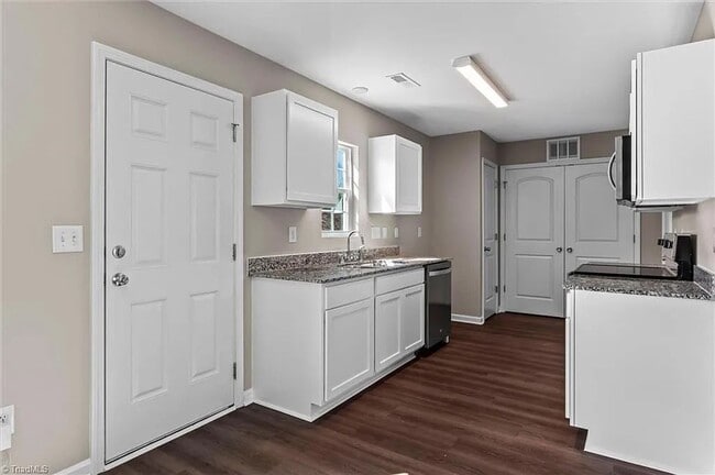 Building Photo - *** Move in Ready ***