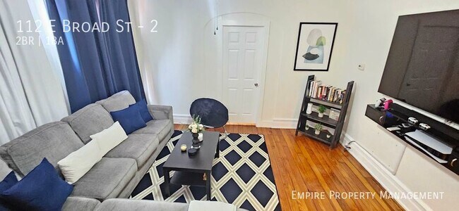 Building Photo - 2nd Floor: 2 Bedroom / 1 Bathroom Apartmen...