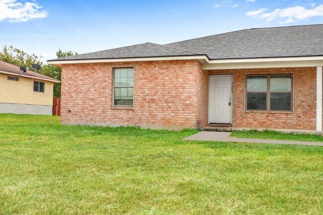 Building Photo - Spacious and Affordable 3 bedroom 2 bath h...