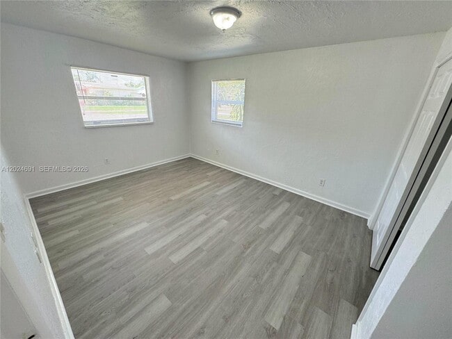 Foto del edificio - 4361 NW 25th Pl