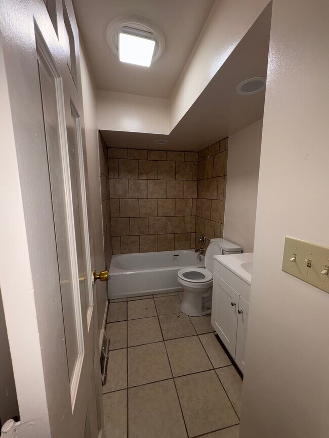 Baño - 628 W Norman Ave