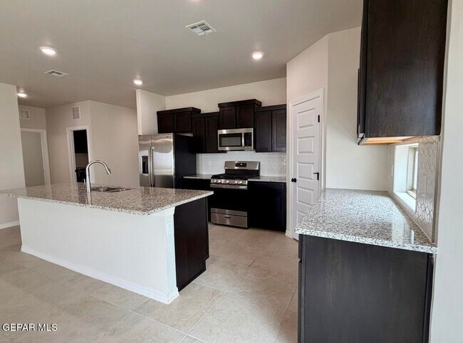 Foto del edificio - 7409 Scarlet Oak Pl