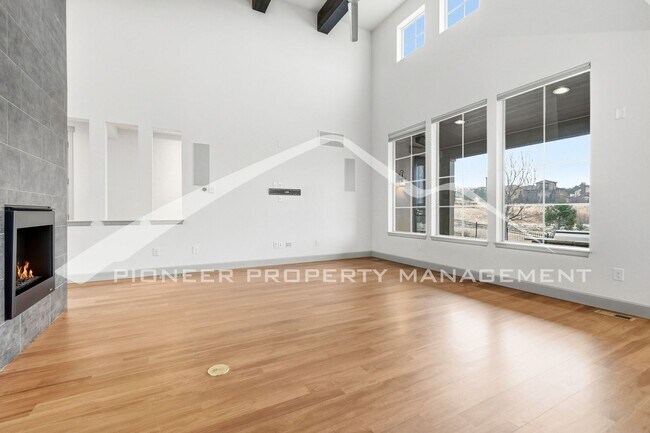 Foto del edificio - Stunning Home with 2 Fireplaces and 3 Car Garage