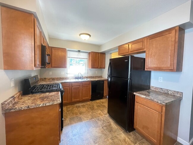 Building Photo - Two Bedroom Duplex on SE Side of Grand Rap...