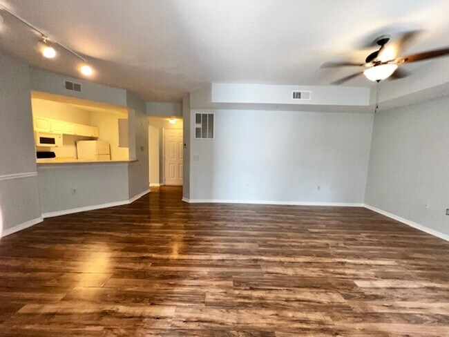 Foto del edificio - MOVE IN NOW! 2x2 WITH FRESH INTERIOR PAINT & LAMINATE WOOD FLOORING! PRIVATE BALCONY!!!