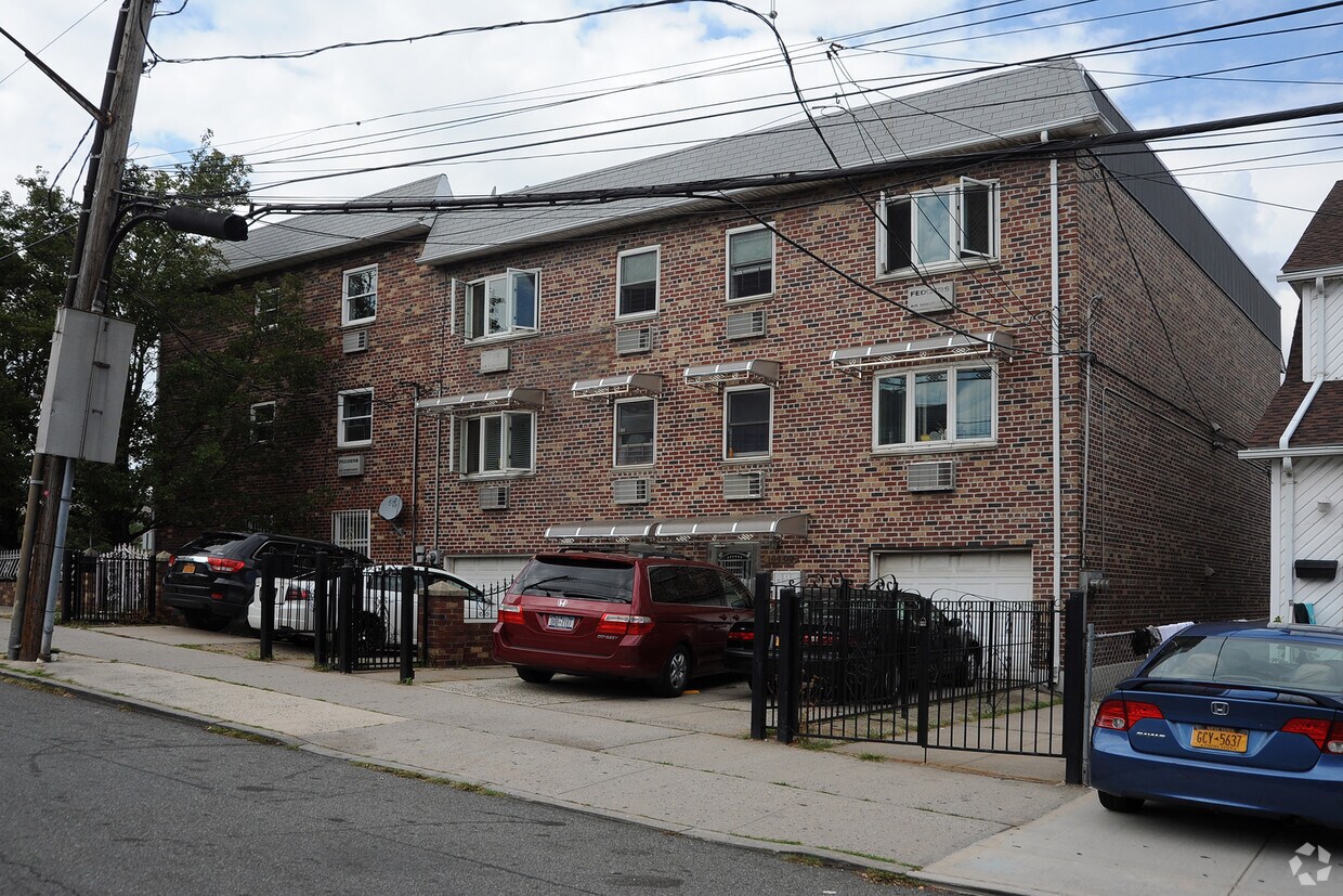 Foto del edificio - 82-45 164th St