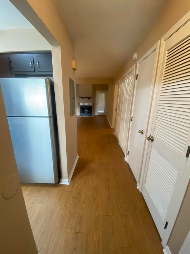 Foto del edificio - 1102 Greentree Ct