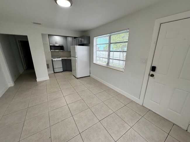 Building Photo - 2550 SW 9th St