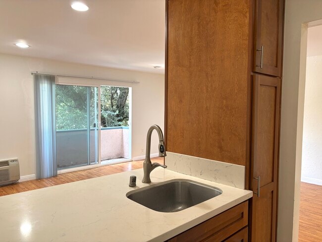 quartz countertop - 2445 S Barrington Ave
