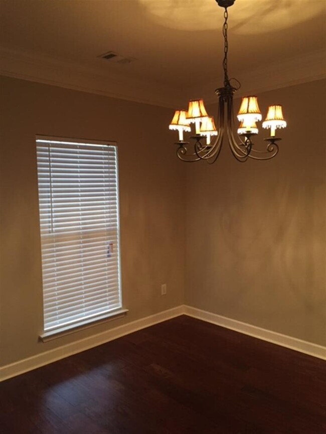 Building Photo - Newly Renovated Townhome with a garage